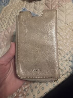 Fossil Metallic Champagne Leather Zip Phone Wallet Case